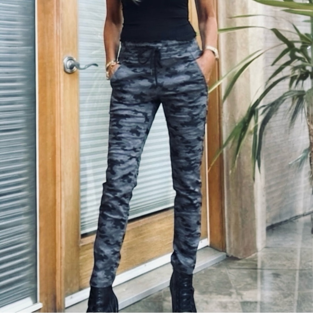 BEVY FLOG Camouflage Joggers